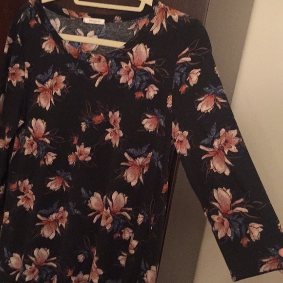 Cute floral tunic !! - Picture 3 of 3